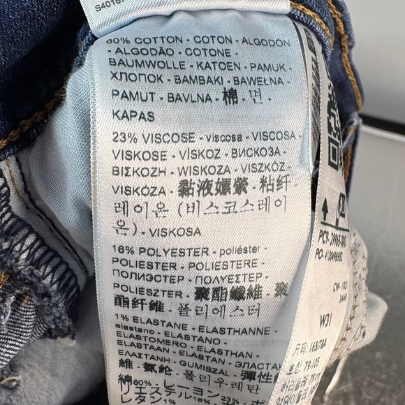 Levi's Mid Length Shorts - Medium Wash - Picture 8 of 9